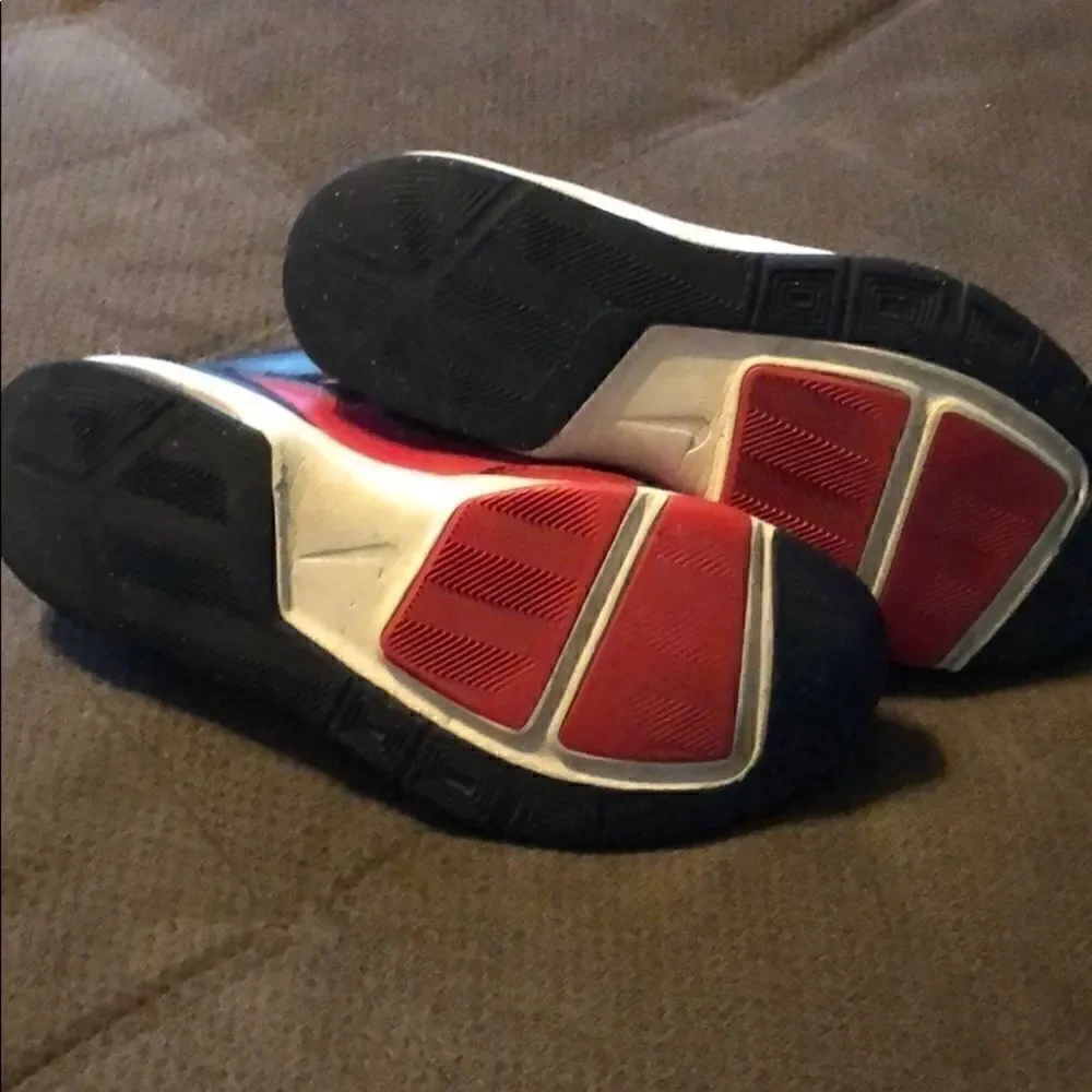 3/$15 or 5/$20 Boys size 7Y Nike stutter step basketball shoes